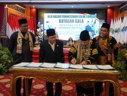 Gubernur Al Haris dan Hesnidar Haris Dianugerahi Gelar Adat Nagari Paninggahan Solok