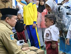 Al Haris Bantu Peralatan dan SPP Program Dumisake Pendidikan di Merangin